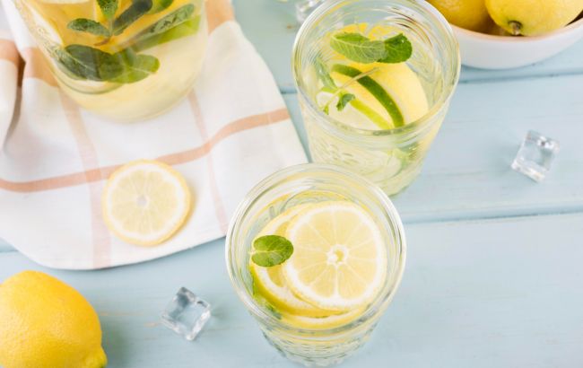 Лікар пояснила, чи дійсно склянка води з лимоном додає здоров'я