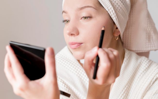 Популярная ошибка при макияже, которая может вызвать сухость глаз