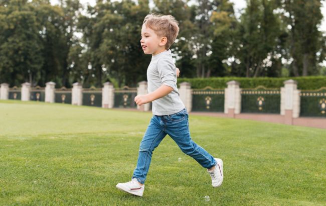 Бег босиком по траве - радость или риск для здоровья? Врач удивила ответом