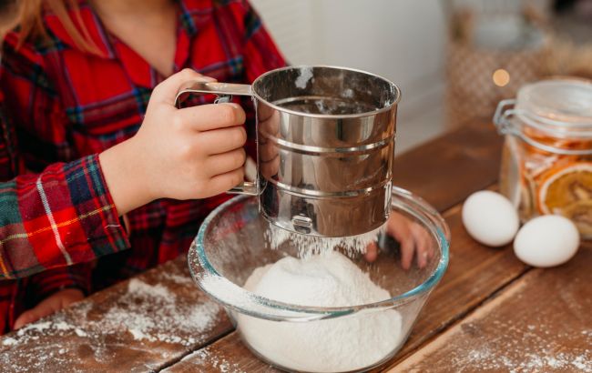 Обязательно ли просеивать муку во время приготовления выпечки?