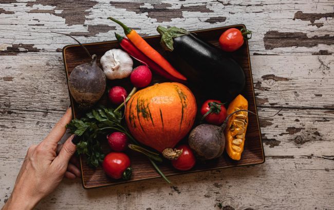 Ці продукти захищають шкіру від сонця: обовʼязково їжте їх влітку