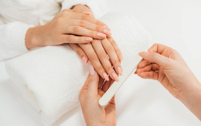 Покриваєте нігті гель-лаком? Ось що буде, якщо цього не робити