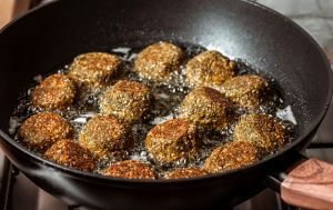 Помилка, через яку пісні котлети завжди розвалюються: як виправити за 2 хв