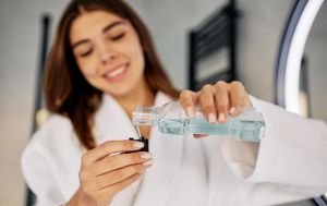 Чи обов'язково використовувати ополіскувач для рота: відповідь може здивувати