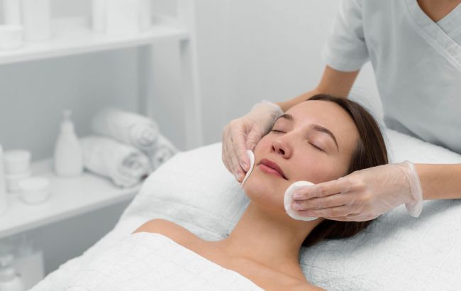 Можно делать даже летом: косметолог назвала 5 мифов о пилинге, которые уже устарели