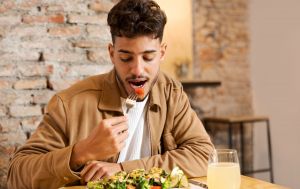 В якій годині обідати для енергії та концентрації на весь день: точна відповідь