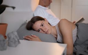 Навіть здорові люди ризикують: названо шкідливу для серця температуру в спальні