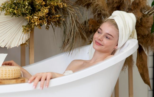 Сколько минут безопасно принимать ванну: дерматолог дала четкий ответ