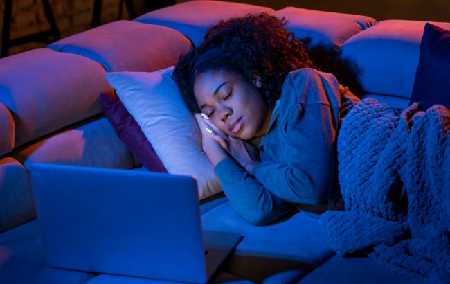 Чому ми часто засинаємо під звуки телевізору і не тільки: список причин