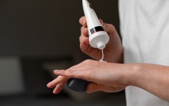 Суха шкіра рук: чому крем не завжди допомагає?