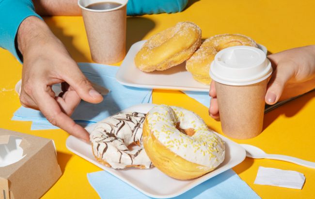 Вот почему вас тянет на сладкое и фастфуд: нутрициолог назвала неочевидную причину