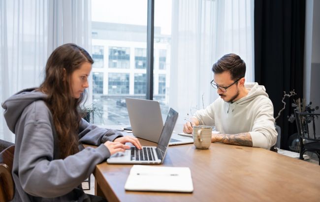 Робота онлайн чи в офісі: які вакансії більш популярні серед українців