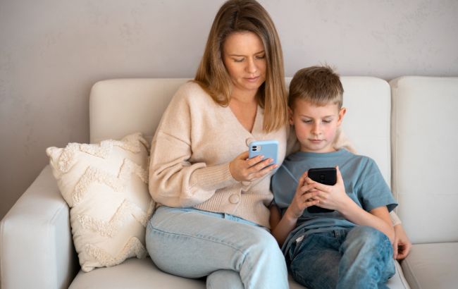 Дитина весь день у телефоні? Ось 4 способи взяти ситуацію під контроль