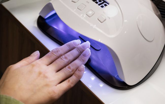 Гель-лак печет во время сушки в лампе? Известно, вредит ли это ногтям