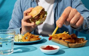 Названы продукты с опасным содержанием соли: украинцы едят их постоянно