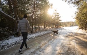 "Прогулянка для випускання газів" - новий тренд, від якого лікарі в захваті: як він працює