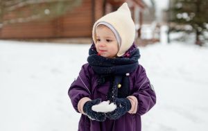 Дитина з&rsquo;їла сніг на вулиці? Педіатр назвала приховані загрози