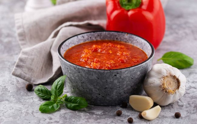 Рецепт ідеальної домашньої аджики: з’їдається швидше, ніж готується!