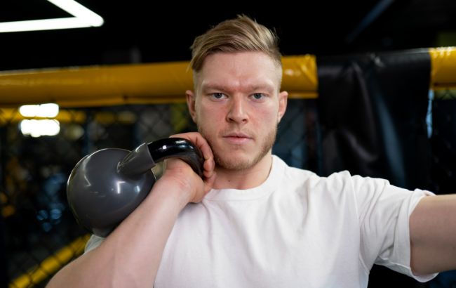 6 вправ з гирями, які чоловіки повинні виконувати часто для збільшення сили