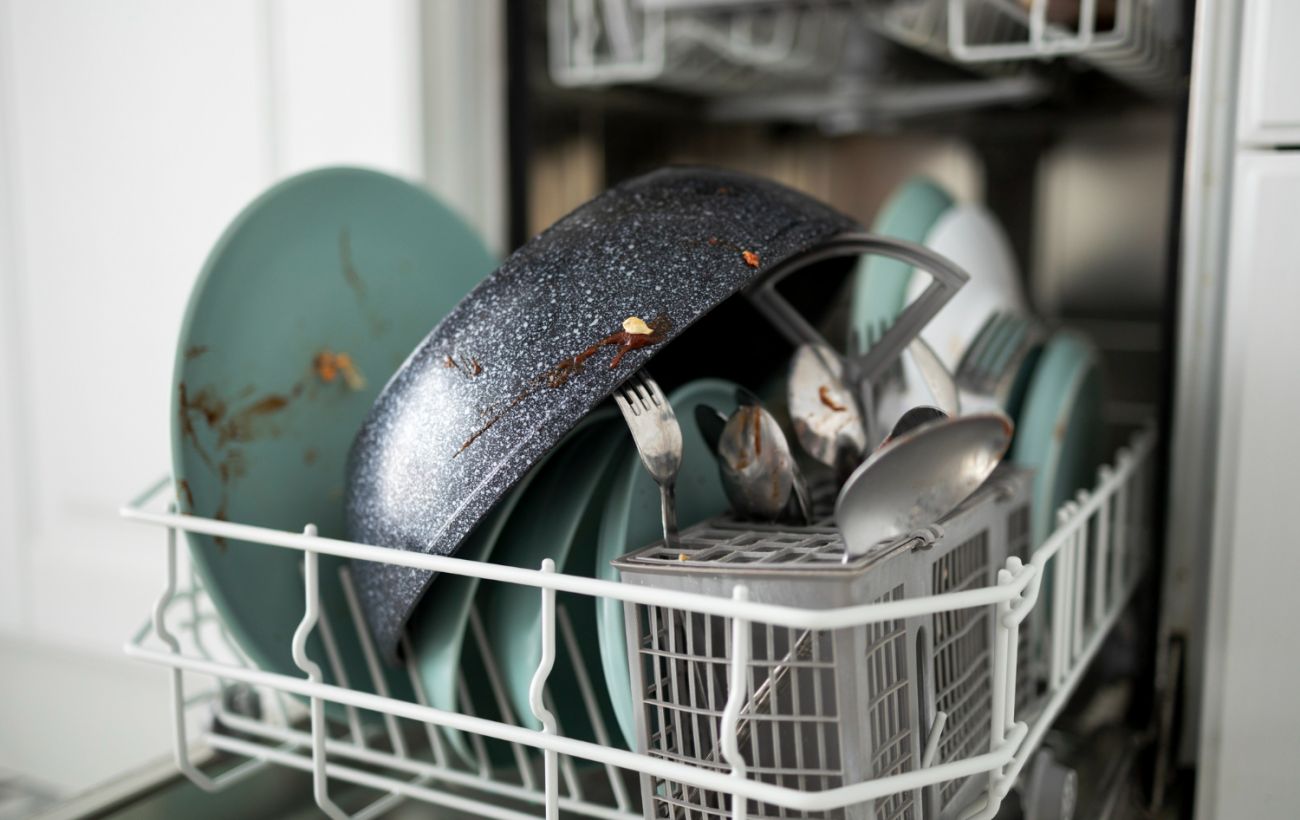 Топ-5 причин, чому тарілки брудні після миття в посудомийці