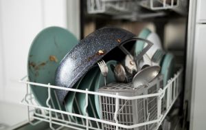 Топ-5 причин, чому тарілки брудні після миття в посудомийці