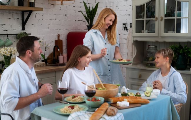 Как превратить семейный ужин в терапию и почему это важно