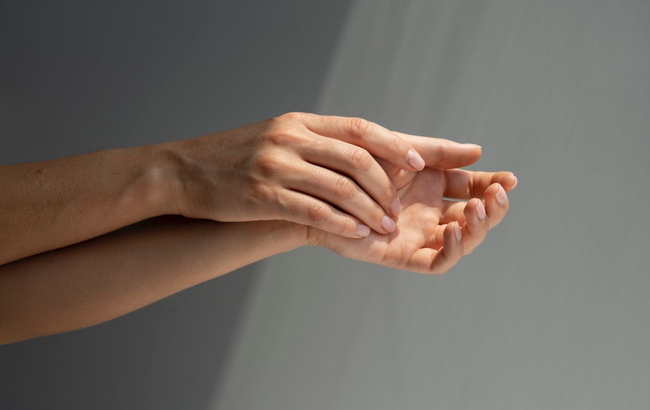 До чого свербить права чи ліва рука: народні прикмети, які завжди справджуються