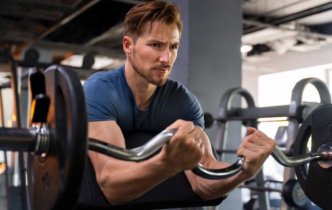 Головна помилка чоловіків у спортзалі, яка псує результати