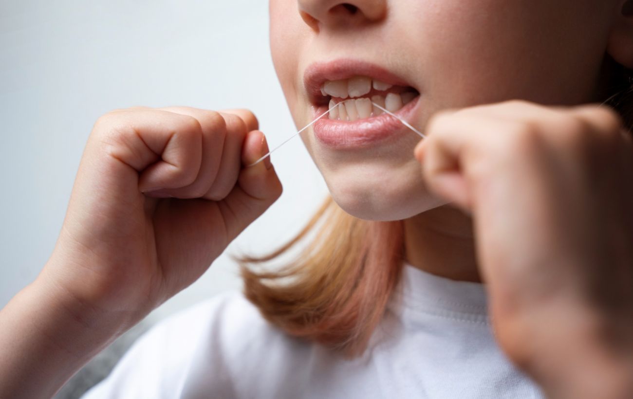 Зубна нитка допомагає виявити проблеми з ротовою порожниною: легкий спосіб