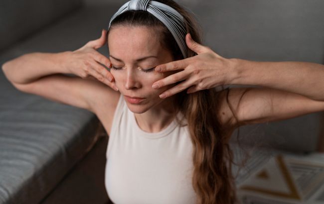 Косметолог показала вправу, яка зробить овал обличчя чітким та гарним