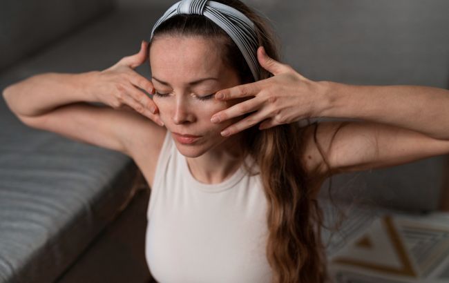 Як "освіжити" обличчя і зняти набряки? Косметолога показала просту вправу