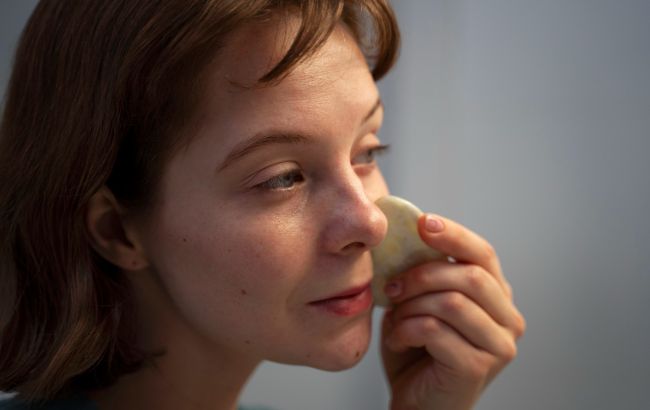 "Подтяжка" лица дома: 7 привычек, которые уменьшат щеки и сделают лицо худее