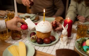 Не списуйте на "переїли": лікар назвала небезпечні симптоми після застілля на Великдень