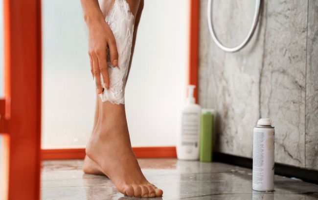 Дерматолог рассказал, что категорически нельзя делать во время бритья ног