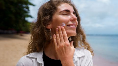 Все забывают наносить SPF на эту часть лица: она стареет быстрее всего!