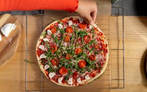 Без замісу і довгого чекання: піца на литому тісті, яка завжди виходить