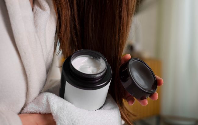 Почему нельзя держать маску для волос дольше, чем указано: трихолог о распространенной ошибке женщин