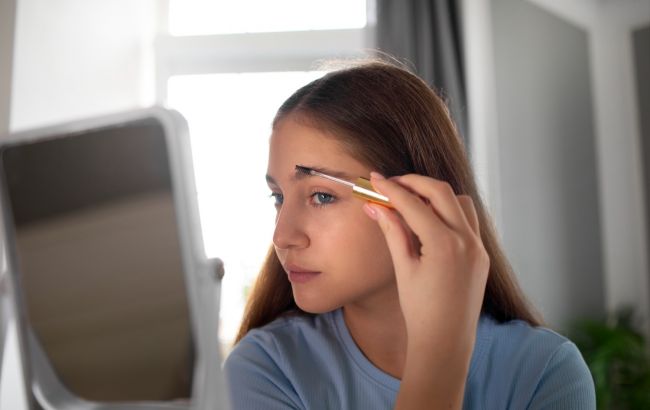 Три помилки у догляді за бровами, які роблять обличчя старшим