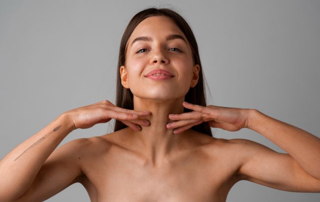 Омолодження шиї без операцій: косметолог показала дієву вправу (відео)