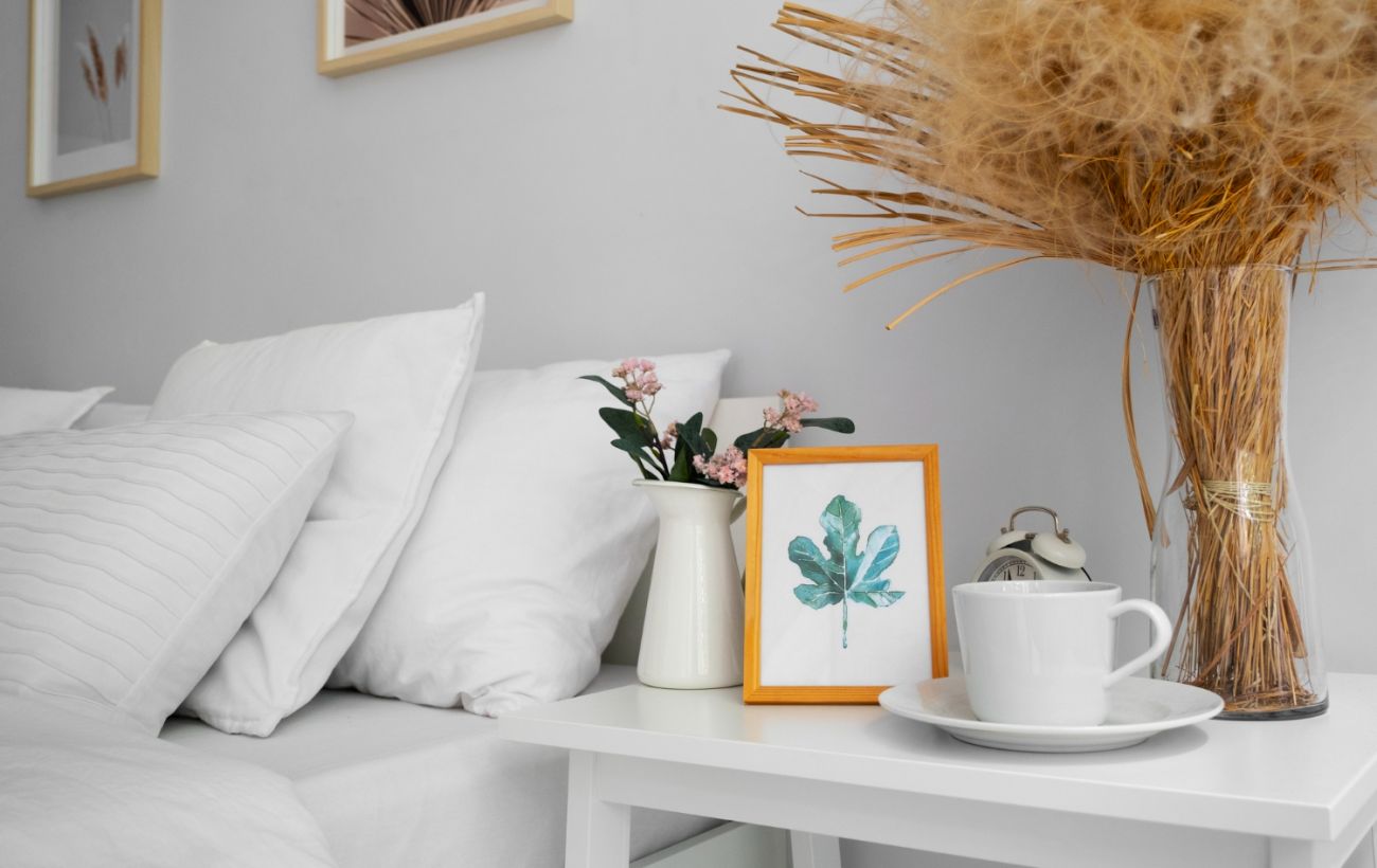 5 речей, які варто прибрати з тумбочки біля ліжка для кращого сну