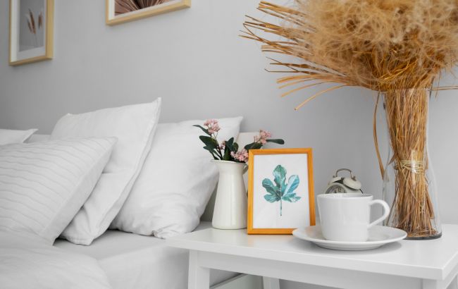 5 вещей, которые стоит убрать с тумбочки возле кровати для лучшего сна