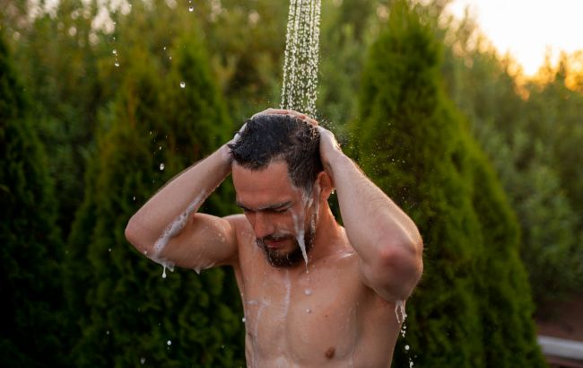 Почему нельзя принимать холодный душ в жару: вы будете удивлены