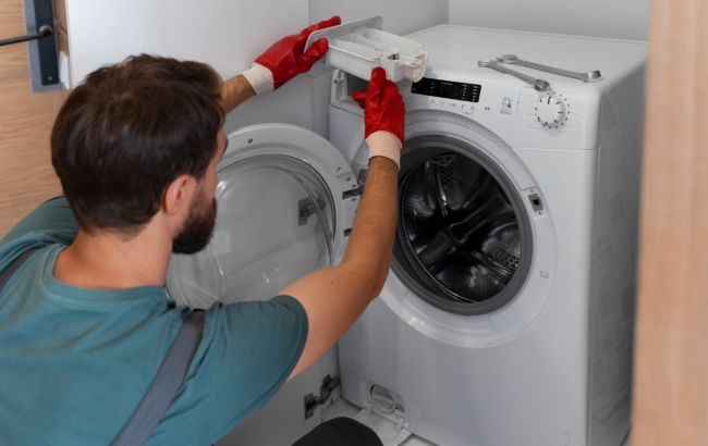 2 способа распознать ремонтника-мошенника еще до того, как он разберет технику