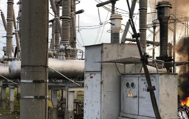 ЧП на подстанции в Ровно лишило света весь район: видео масштабного пожара