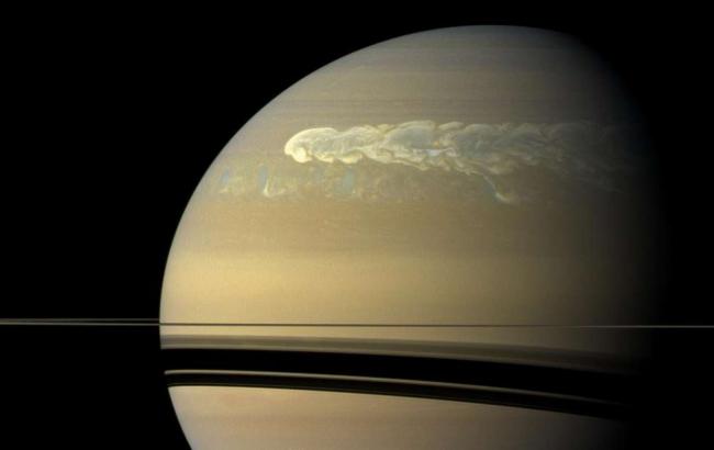 NASA показало новые снимки "неправильного" спутника Сатурна