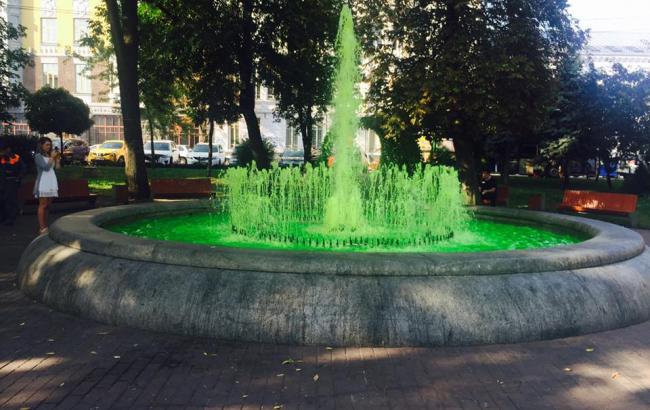 У центрі Києві вандали пофарбували фонтан в зелений колір