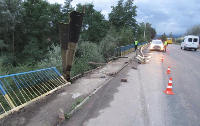В Івано-Франківській області автомобіль впав у річку, є загиблий