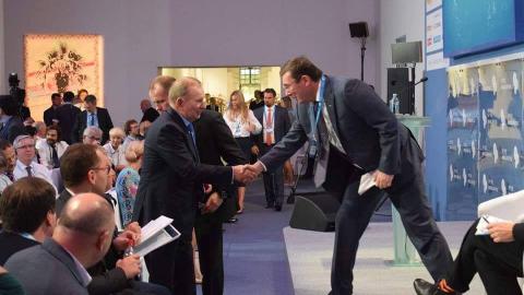 Мережу обурив знімок рукостискання генерального прокурора Луценка з Кучмою