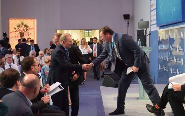 Мережу обурив знімок рукостискання генерального прокурора Луценка з Кучмою