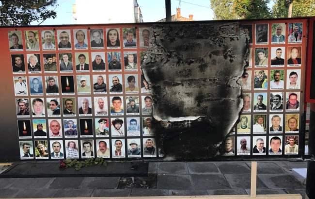 Невідомі спалили меморіал загиблим бійцям АТО і Героям Небесної сотні в Одеській області